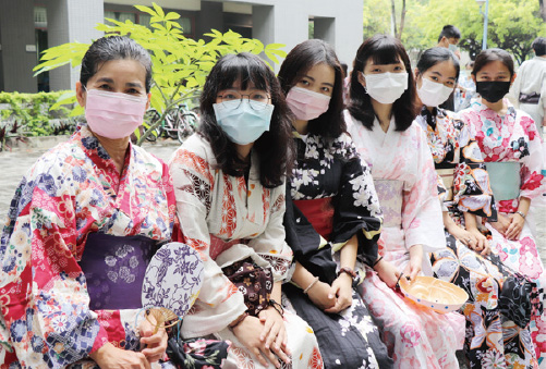 外國語言學系林麗娟老師(左1)帶領學生體驗日本浴衣傳統文化
