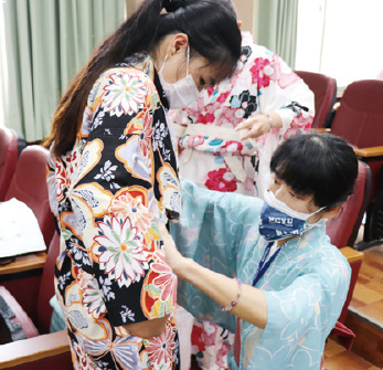 ?本裕子老師(右)指導學生如何正確穿著日本浴衣