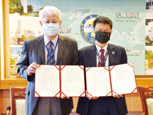 林翰謙校長與衛生福利部嘉義醫院黃元德院長(左)簽署MOU