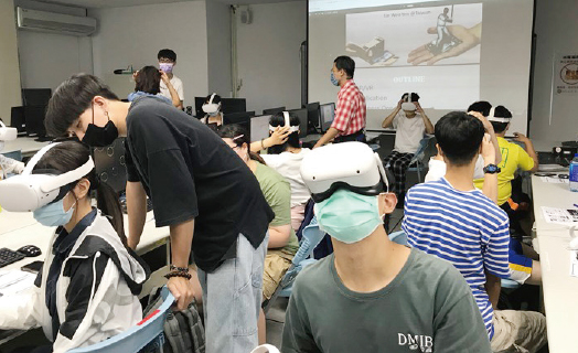 學員體驗VR頭盔教學