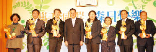 蕭文鳳教授（右3）榮獲行政院農委會「民國100年林業保育有功人員」