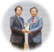 台灣大學蔣丙煌教授(左)頒贈獎牌予邱義源院長(右)