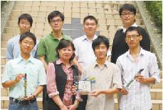 劉玉雯教授（前左2）與研究室成員