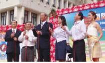 李明仁校長(左3)主持國際文化節開幕儀式
