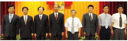 續任及新任一級行政主管與李校長(左4)及沈再木副校長(右4)、劉豐榮副校長(左3)2位副校長合影