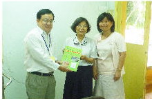 與胡志明農林大學副校長(左)合影(圖中為蕭文鳳教授，右為陳美瑩助理教授)