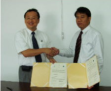 本校管理學院黃宗成院長(左)與泰國Silpakorn大學管理學院Wanchai Sutananta院長(右)簽署學術交流備忘錄