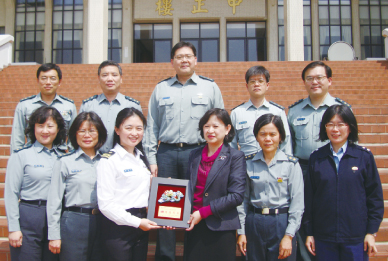 劉玉雯學務長(第一排右三)與軍訓教官們合影
