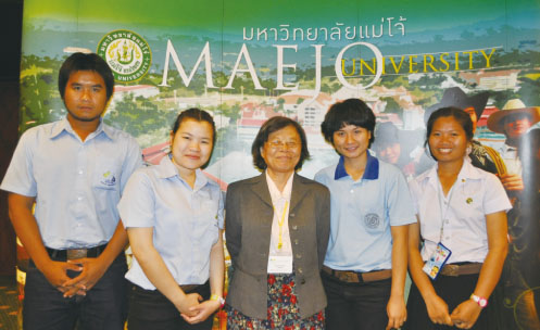 蕭文鳳教授(圖中)與湄州大學植物保護系學生合照