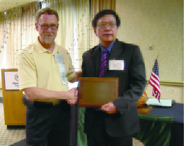 邱義源校長(右)獲頒2012年美國花生研究與教育學會會士榮銜，由新任APRES主席Dr. Ames Herbert(左)頒發