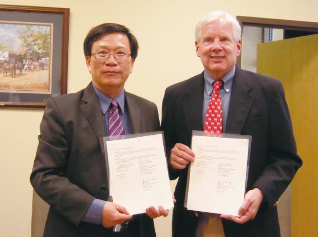 邱義源校長(左)與喬治亞大學農學及環境科學院院長Dr. Angle(右)簽署兩校國際合作協議