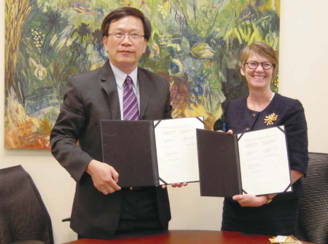邱義源校長(左)與喬治亞州立大學藝術學院副院長Dr. McHaney(右)簽署兩校國際合作協議