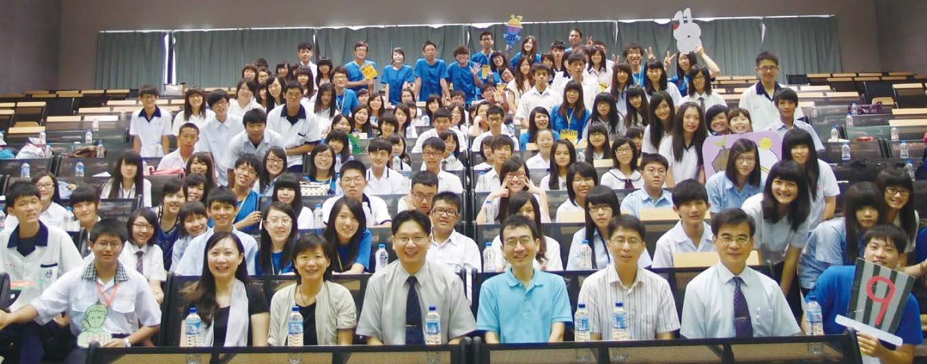企管系李鴻文主任(前排右5)及系上教師與參與第六屆企管營合照