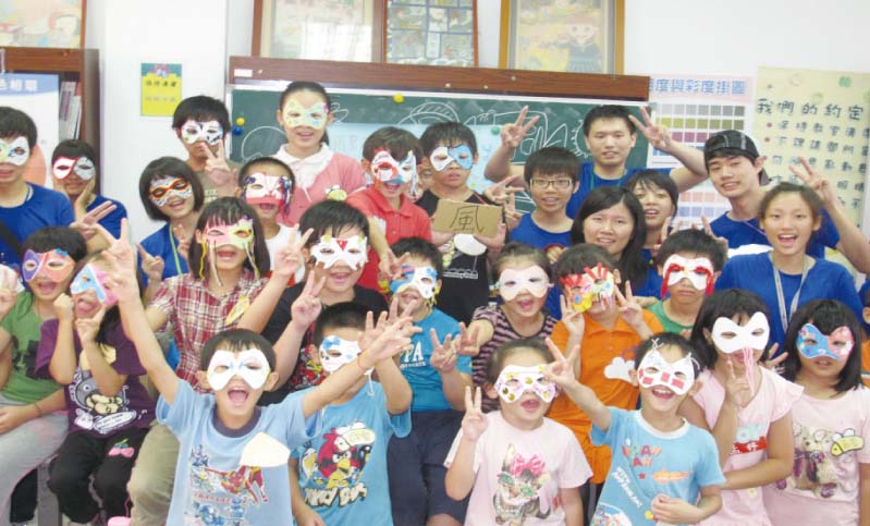 「迪士尼奇幻之旅」夏令營活動內甕國小學童開心戴上面具