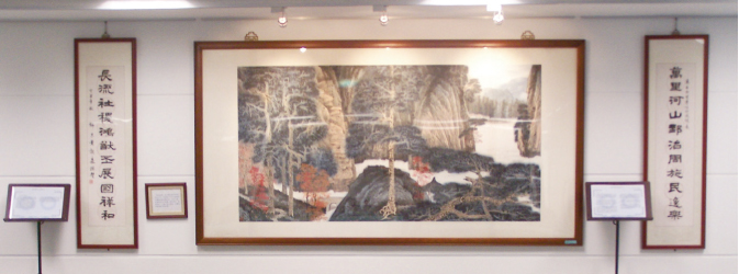 「長松萬里」為臺灣名畫家李義弘先生大作，乃蕭前副總統極為喜愛的珍藏