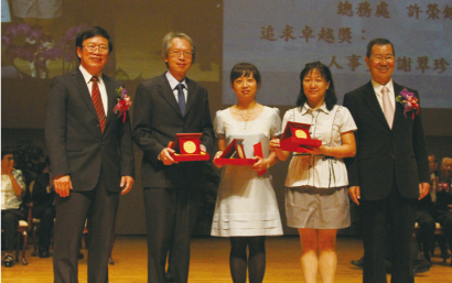 蕭前副總統(右1)、邱義源校長(左1)與嘉大服務品質獎得獎人合影