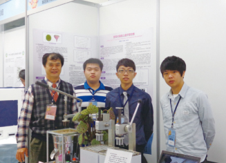 生物機電工程學系黃文祿助理教授(左1)與吳文鑌(左2)、廖唯喻(左3)和張正賢(左4)等3位同學參賽合影