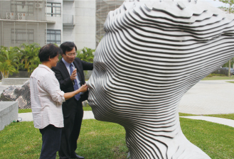 邱義源校長(右)和藝術家簡明輝欣賞公共藝術作品「觀」