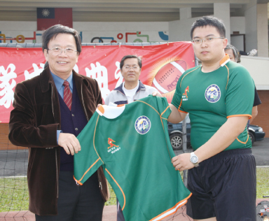 邱義源校長(左)授予橄欖球隊隊衣