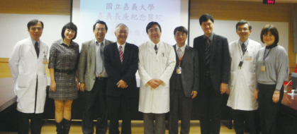 蔡渭水副校長(左四)與嘉義長庚醫院簽署合作備忘錄合照