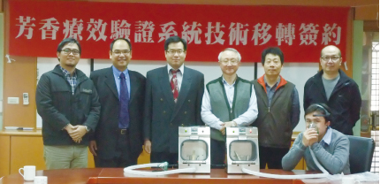 艾群副校長（後排右三）與楊朝旺助理教授（後排右二）組成的腦機界面研究團隊與大寶科技公司簽約合照