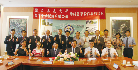 本校邱義源校長(前排右3)與台灣中油股份有限公司陳綠蔚總經理(前排左3)及雙方團隊締約合照