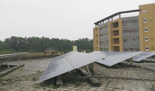 太陽能板同時提供有效遮陰，減少建築物頂樓的受熱，有效減少冷氣用電量