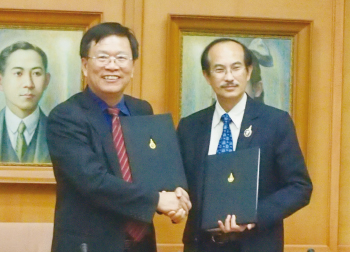邱校長(左)與宋卡王子大學ChusakLimsakul校長簽訂學術合作備忘錄