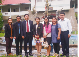 邱校長(左3)與本校畢業服務於泰國湄洲大學校友合照