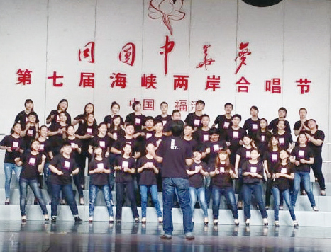 音樂學系合唱團學生載歌載舞