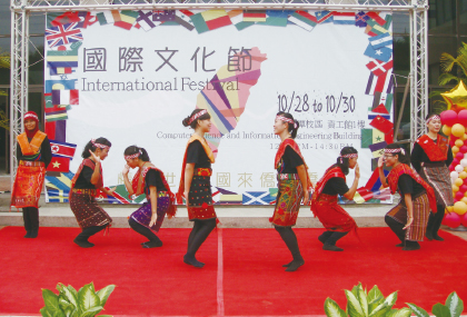 國際生表演具有文化色彩的舞蹈