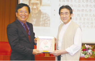 邱義源校長(左)贈送黃鎮台博士瓷繪藝術品後合照