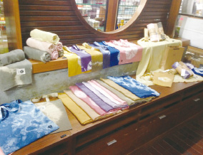 美麗的「植物染圍巾」與「手提袋」等成品於蘭潭校區合作社展售
