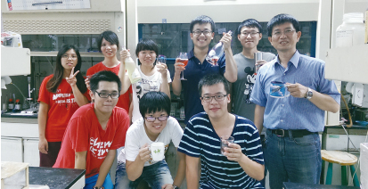 李瑜章教授(前排右1)研究團隊(後排持香檳瓶者為侯仲謙與張桂禎)開香檳慶祝合成完成