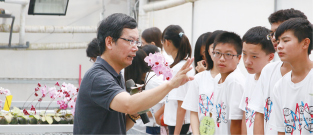 張岳隆主任帶領學員參訪園藝技藝中心，並詳細解說臺灣蘭花產業在繁殖及組織培養方面的發展成果