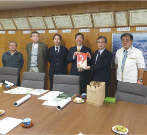 陳俊憲主任（右3）代表生命科學院致贈香川大學農學院片岡郁雄院長（右2）紀念品