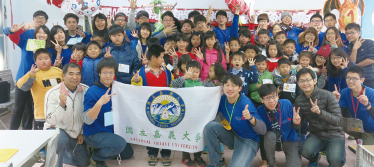 農藝志工隊指導老師侯金日（前左1）與隊員及學童合照