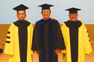 左起:周欽俊董事長、邱義源校長、嘉大校友總會黃英源副理事長