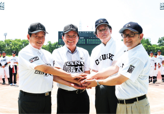左起:蘇義吉理事長、邱義源校長、安村仁志校長及梅村清英理事長主持開球儀式