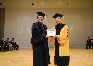 邱義源校長(左)頒授三福集團蕭火綿總裁管理學名譽博士學位