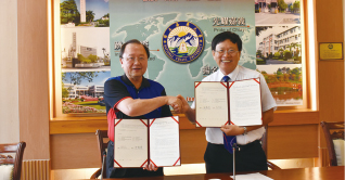 邱義源校長（右）與馬惠達處長共同簽署產學合作協議書