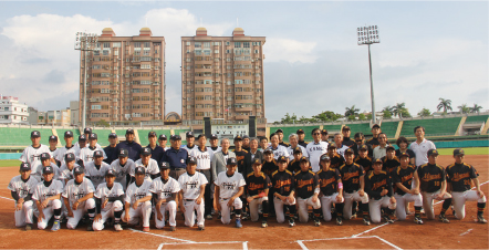 嘉大棒球隊（左）與宮崎大學棒球隊