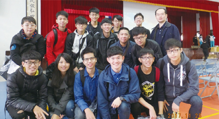 蘇炯武教授（後排右1）與科學志工學生