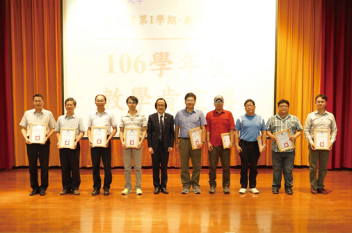 劉榮義副校長頒發「教學肯定獎」給得獎老師