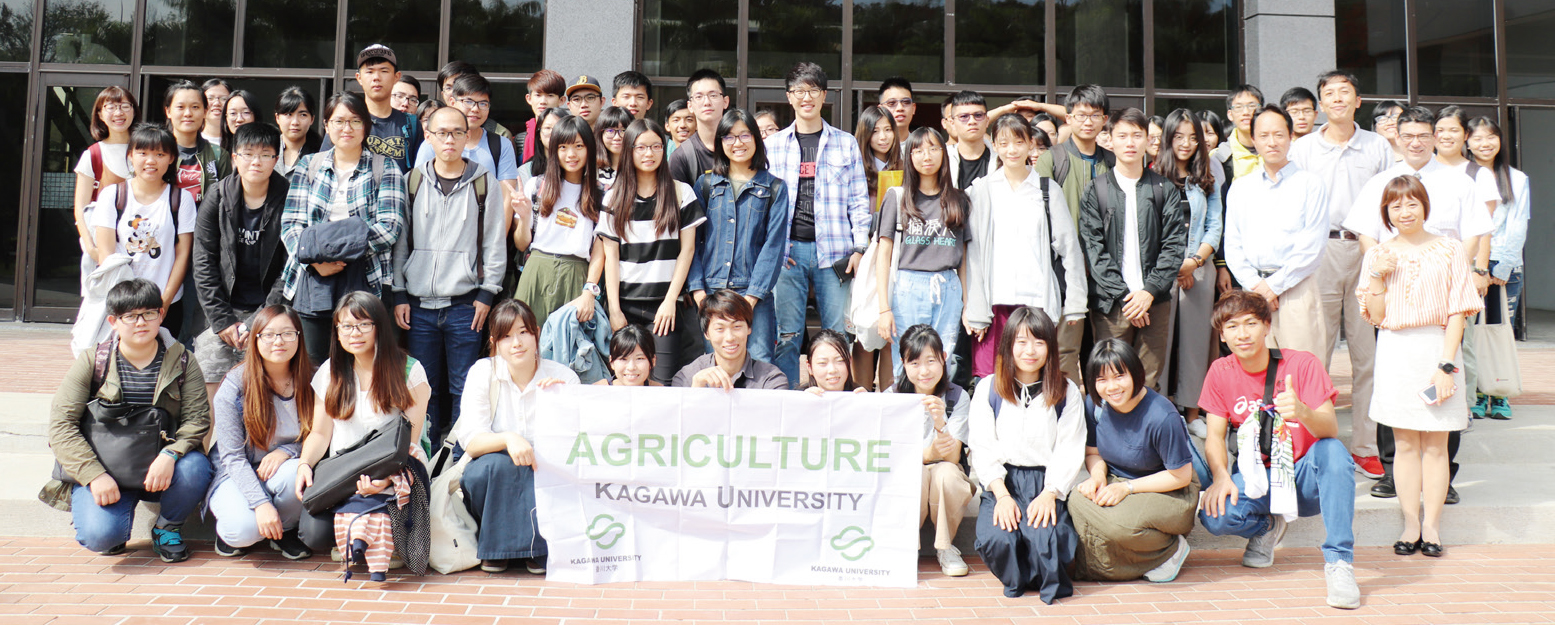 日本香川大學農學院師生與本校師生合影