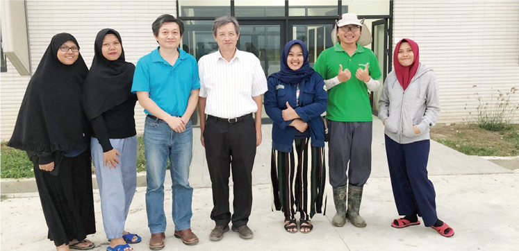 印尼UMY大學4名學生與生農系顏永福、王文德老師合影