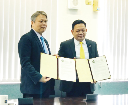 陳瑞祥院長(左)與泰國Dr. Peerasak Chaiprasart(右)簽署MOU