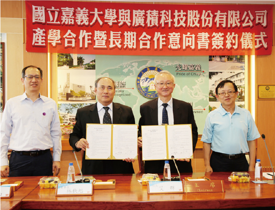 艾群校長(中右)與林秋旭董事長(中左)簽署產學合作契約