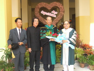 李明仁校長(右2)與湄州大學校長Dr. Thep Phongparnich(右1)、國際事務副校長Dr. Numchai Thanupon(左2)，以及本校校友方治忠先生(左1)合影