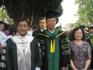 湄大副校長Dr. Songvut Phetpradap(左)與李明仁校長(中)、校長夫人陳麗珠女士(右)伉儷合影